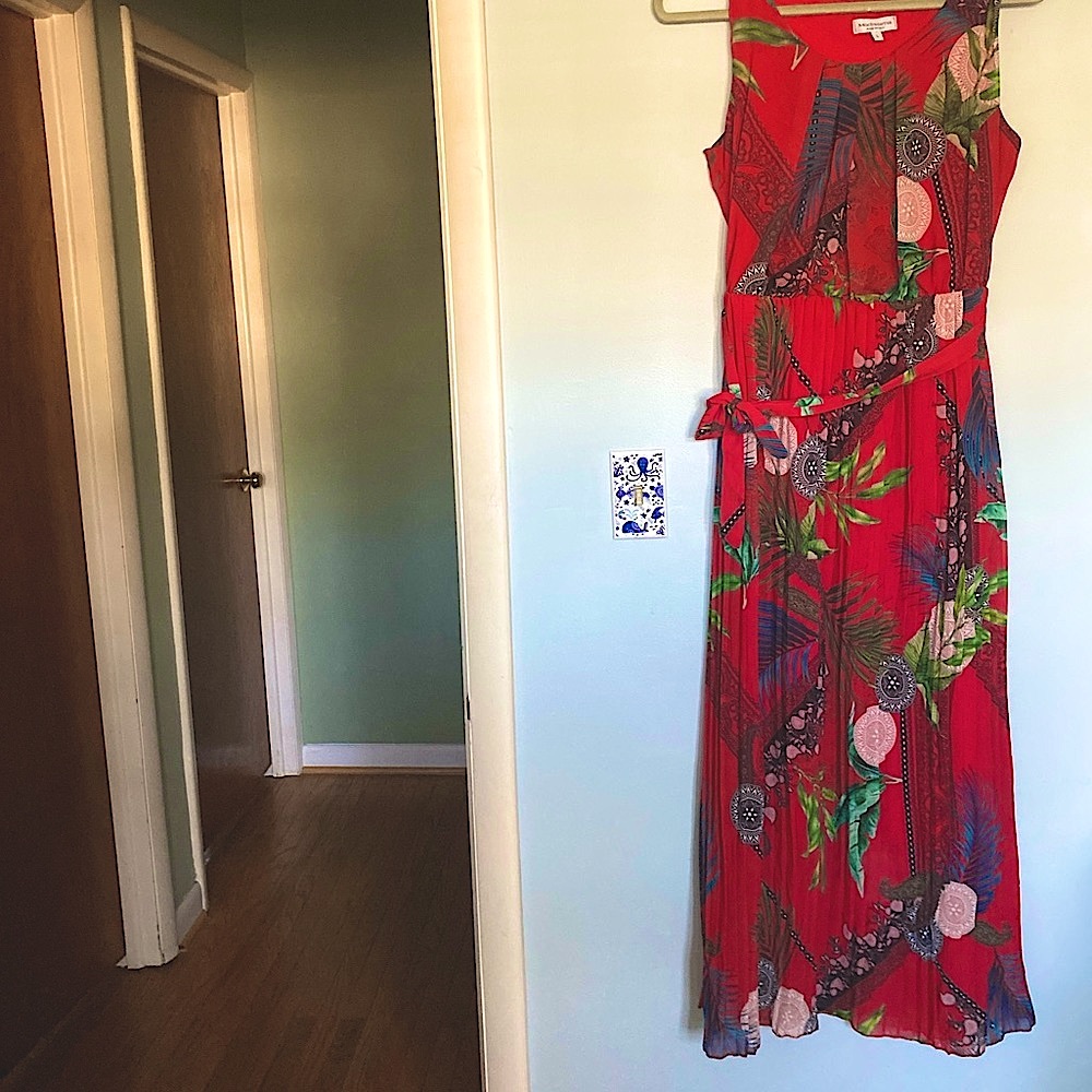 Long sleeveless pleaded red dress Size L